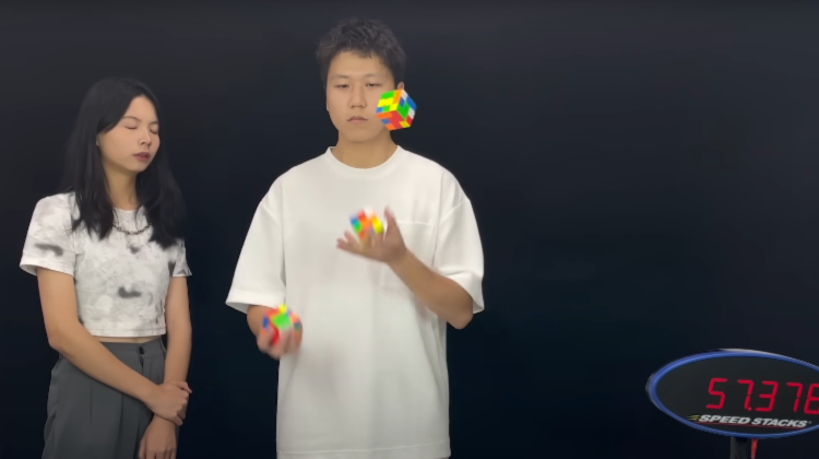 გინესის რეკორდსმენმა ჟონგლიორობით სამი რუბიკის კუბი ააწყო (ვიდეო)