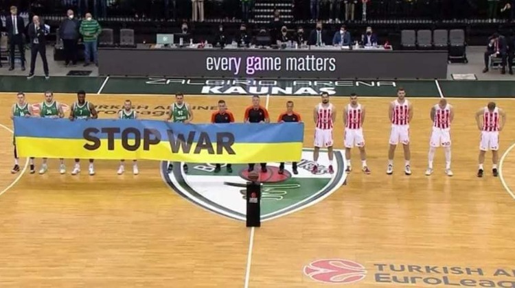 ევროლიგის შეხვედრაში სერბებმა Stop War ბანერს ხელი არ მოკიდეს (ვიდეო)