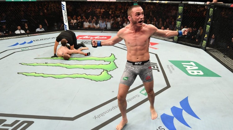 MMA-ს მებრძოლმა ჯერ შუა კაზინოში მოფსა და შემდეგ დაცვა სცემა