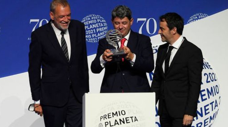 მწერალი ქალი, რომელიც მილიონით დააჯილდოვეს, სამი მამაკაცი აღმოჩნდა